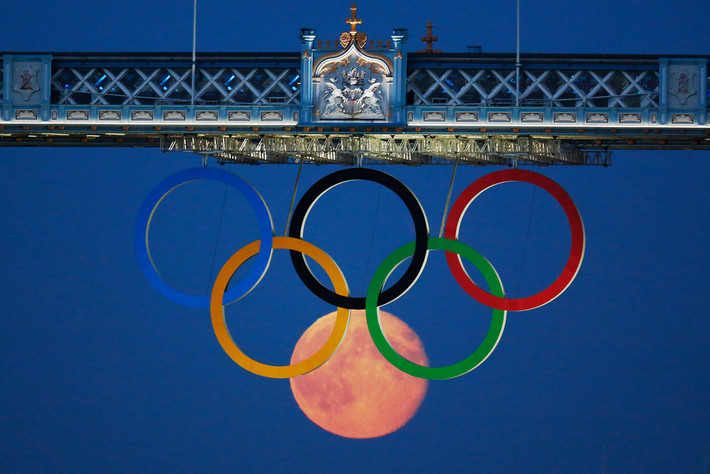 Biểu tượng Olympic được treo phía dưới Cầu Tháp ở thủ đô London (Anh) hồi năm 2012 có thêm một “vòng tròn” Mặt Trăng.