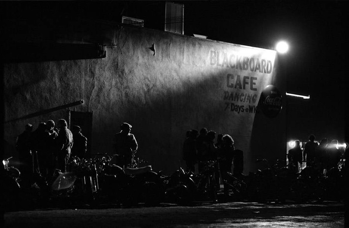 Các thành viên câu lạc bộ mô tô Hells Angels tập trung tại bãi đỗ xe bên ngoài quán cà phê Blackboard vào buổi tối năm 1965.