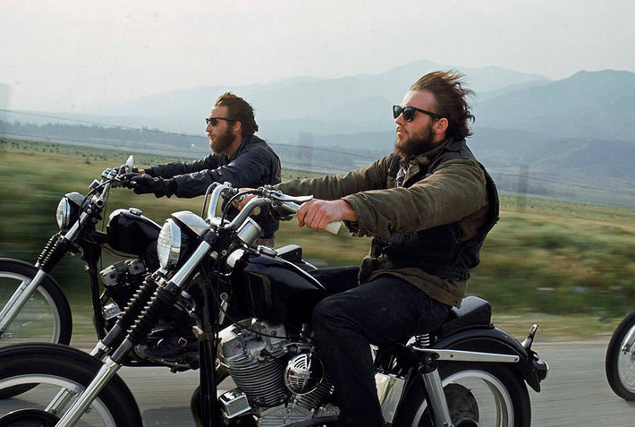 Hai thành viên Hells Angels điều khiển mô tô trên đường cao tốc California.