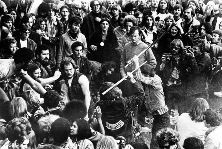 Các thành viên Hells Angels “hỗn chiến” tại buổi hòa nhạc miễn phí Altamont ở California ngày 6/12/1969. Được biết, một khán giả đã bị đánh và đâm tử vong trong sự kiện này.