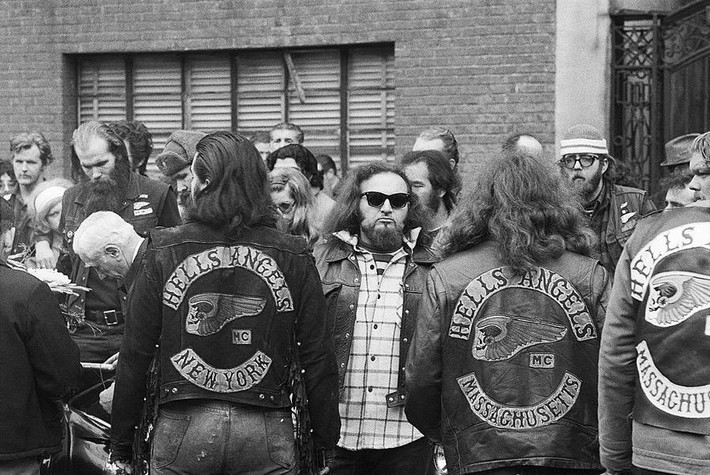Đông đảo thành viên Hells Angels ở thành phố New York tập trung để tham dự lễ tang của một đồng đội, kẻ đã thiệt mạng trong vụ ẩu đả với băng đảng khác ở Cleveland, ngày 11/3/1971. Mời độc giả xem thêm video: Peru phá hủy 58 đường băng của băng đảng buôn lậu ma túy năm 2014 (Nguồn: VTC14)