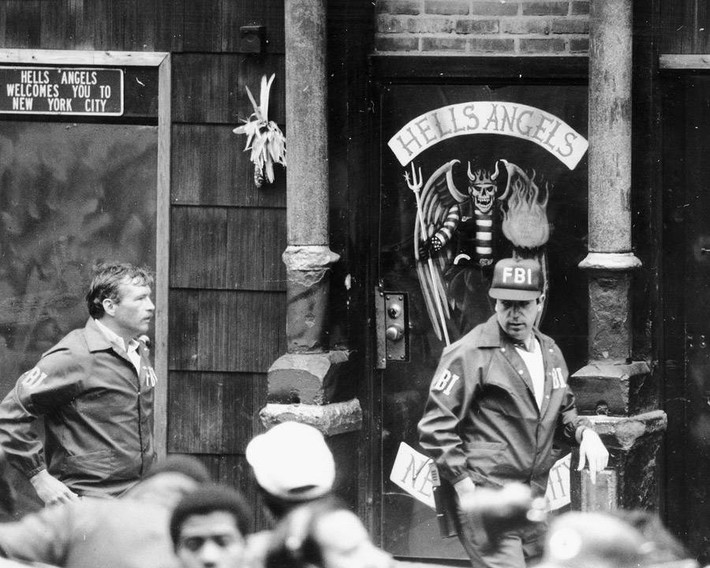 Nhân viên FBI theo dõi bên ngoài cứ địa của Hells Angels trên con phố ở Manhattan, New York, sau một cuộc đột kích ngày 2/5/1985.