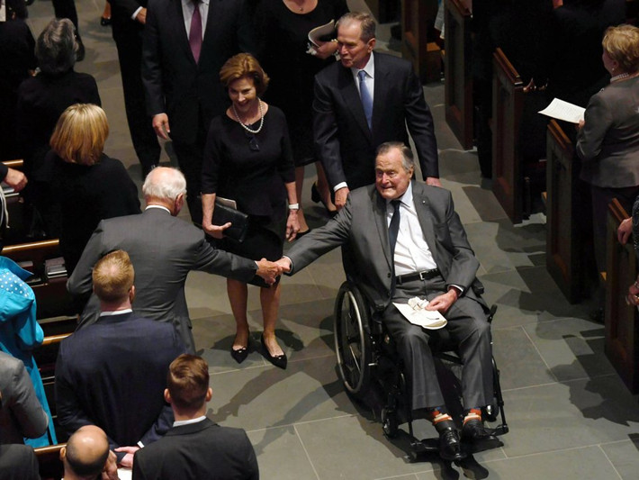 Có thể thấy, cựu Đệ nhất phu nhân Barbara Bush được mọi người rất yêu mến.
