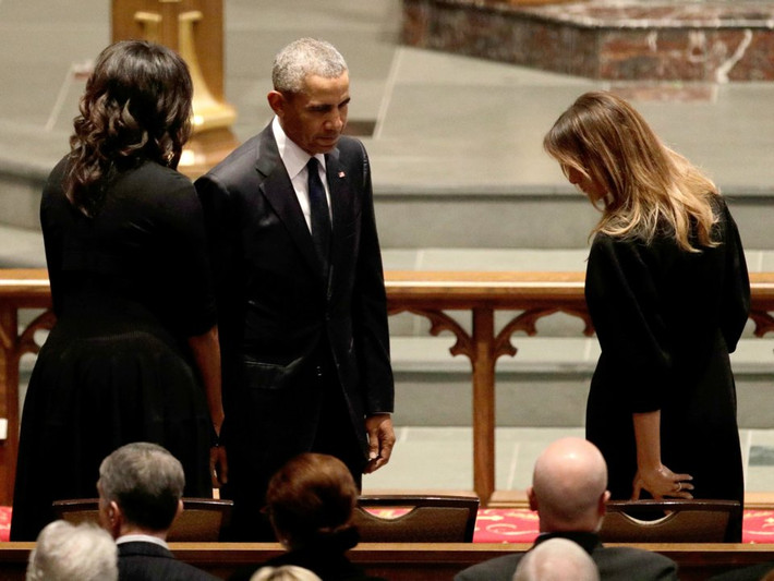 Vợ chồng cựu Tổng thống Barack Obama và đương kim Đệ nhất phu nhân Mỹ Melania cũng đã có mặt để tiễn đưa bà Barbara. Ảnh: BI.