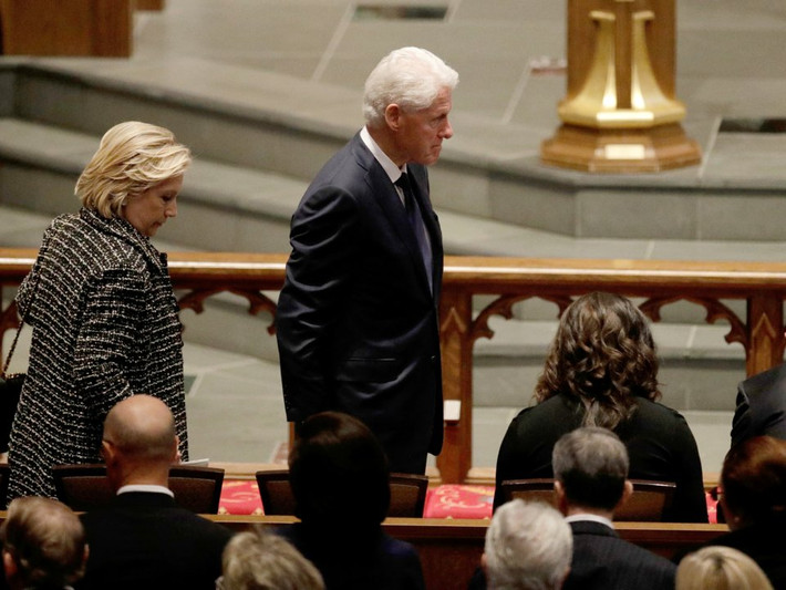 Cựu Tổng thống Bill Clinton và phu nhân Hillary Clinton tham dự lễ tang của bà Barbara.