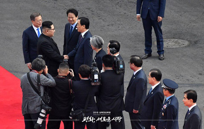 Hỉnh ảnh Chủ tịch Kim Jong-un bắt tay các đại biểu thuộc phái đoàn Hàn Quốc tham gia hội nghị thượng đỉnh lần này. Ảnh: koreasummit.kr.