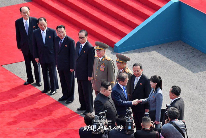 Kế đến là Tổng thống Moon Jae-in chào các đại biểu của phái đoàn Triều Tiên, ta cũng có thể thấy có sự xuất hiện của em gái nhà lãnh đạo Triều Tiêu - bà Kim Yo-jong. Ảnh: koreasummit.kr.