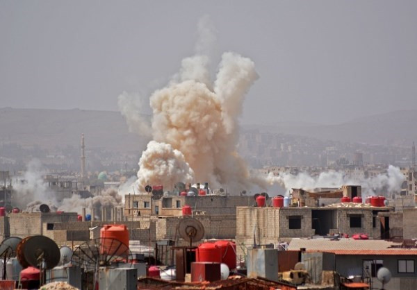 Trong diễn biến mới nhất, theo Al Masdar News ngày 28/4, lực lượng chính phủ Syria tiếp tục đánh vào các quận phía nam Damascus, qua đó giành lại quyền kiểm soát khu vực phía đông nam Al-Qadam từ tay IS. Ảnh: FNA.