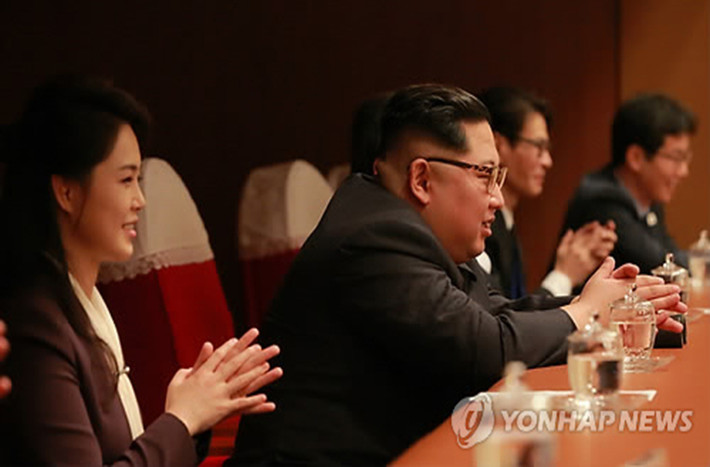 Lãnh đạo Kim Jong-un và Đệ nhất phu nhân Triều Tiên Kim Sol-ju (ngoài cùng bên trái) vỗ tay khi theo dõi buổi biểu diễn của các nghệ sĩ Hàn Quốc tại Nhà hát lớn Đông Bình Nhưỡng hôm 1/4. Ảnh: Yonhap.