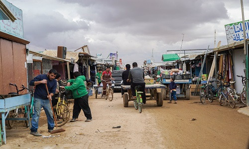 Dọc con đường trong khu chợ chính của trại tị nạn Zaatari có rất nhiều cửa tiệm và nhà hàng nhỏ.