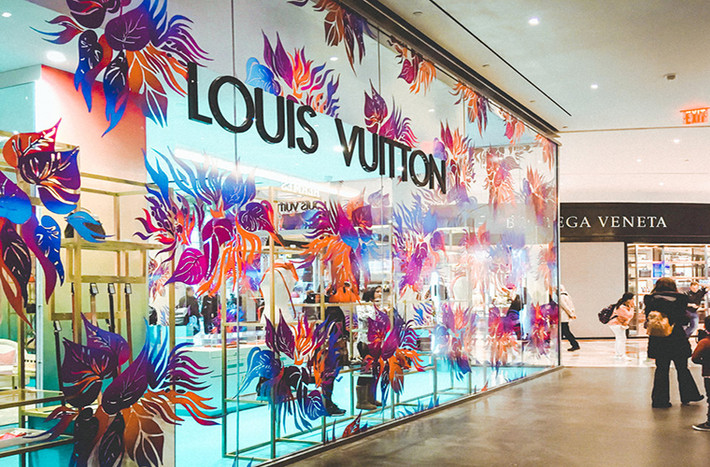 ...hay Louis Vuitton và Gucci. Các nhân viên an ninh đứng gác tại lối vào hầu hết các cửa hiệu.
