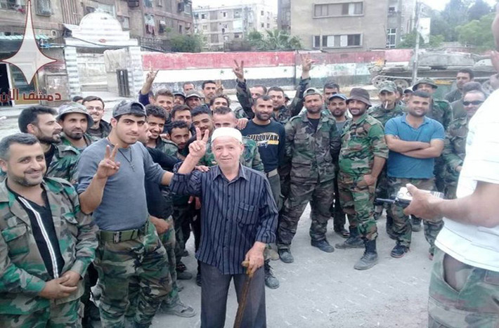Tuy nhiên, theo các nhà quan sát địa phương, chiến dịch quân sự nhằm vào nhóm IS phía nam thủ đô Damascus sẽ không được tiến hành cho tới khi mối đe dọa từ Mỹ đối với Syria không còn nữa. Ảnh: SF.