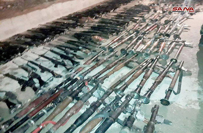 Theo hãng thông tấn SANA (Syria), phiến quân Jaysh Al-Islam đã giao nộp một lượng lớn vũ khí cho Quân đội Syria hôm 11/4 khi chúng chuẩn bị rời khỏi thị trấn Douma. Ảnh: SANA.