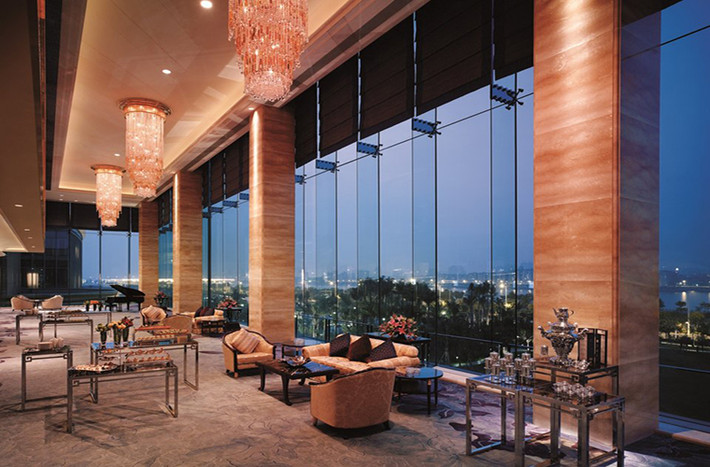 Có 704 phòng khách tại khách sạn Shangri-La cạnh Trung tâm triển lãm và hội nghị quốc tế Quảng Châu.