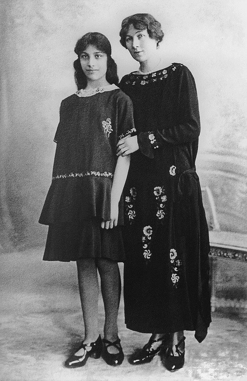 Vào tháng 6/1943, chỉ sau bốn tháng đào tạo, bà được cử sang Pháp dưới mật danh “Madeline” và có nhiệm vụ thu thập thông tin ở nước này rồi gửi về Anh. Ảnh: Công chúa Noor chụp ảnh cùng mẹ, bà Ora Ray Khan. Ảnh: war-experience.org