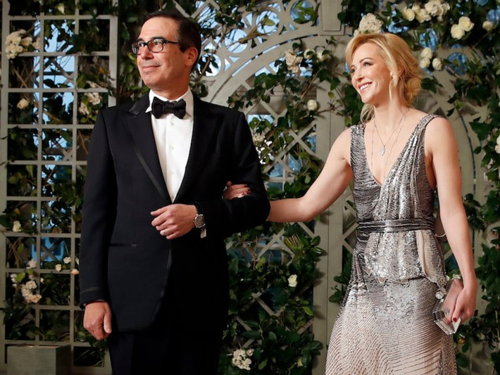 Bộ trưởng Tài chính Mỹ Steve Mnuchin đi cùng vợ, bà Louise Linton, tới dự tiệc. Ảnh: BI.