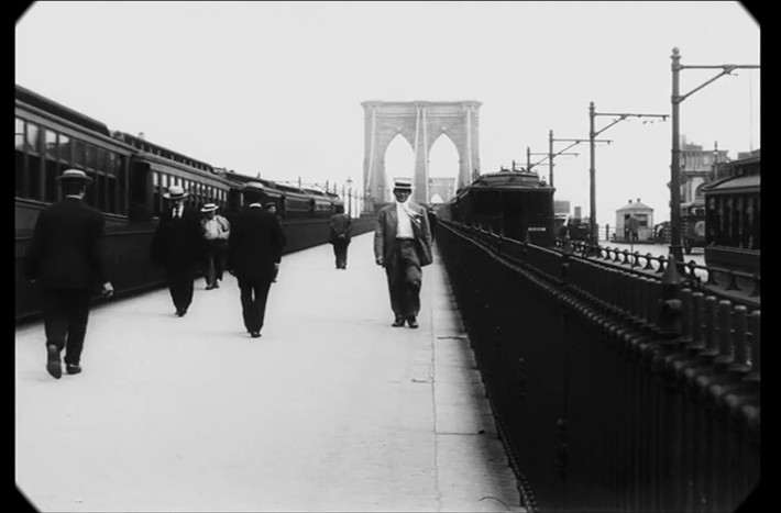 Cầu Brooklyn, được hoàn thành vào năm 1883, có không gian rộng rãi dành cho người đi bộ và tàu hỏa.