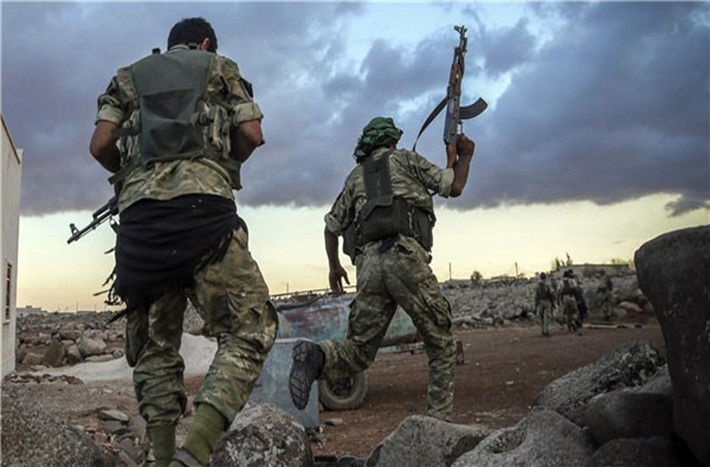 “Các đơn vị pháo binh và tên lửa của Quân đội Syria dồn dập tấn công căn cứ của Mặt trận al-Nusra và các nhóm khủng bố khác ở al-Latamina, Kafr Zita và Marek ở Bắc Hama, qua đó phá hủy nhiều xe quân sự của bọn chúng, đồng thời tiêu diệt và làm bị thương nhiều tay súng khủng bố”, nguồn tin cho hay. Ảnh: FNA. Mời độc giả xem thêm video: Nạn nhân vụ tấn công tại Syria hồi năm 2017 có triệu chứng phơi nhiễm chất hóa học (Nguồn: VTC14)