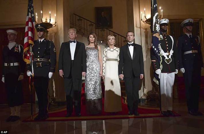 Đệ nhất phu nhân Melania diện chiếc váy dài toát lên vẻ đẹp quý phái trong buổi quốc yến tiếp đón vợ chồng Tổng thống Pháp Macron tối 24/4. Ảnh: AP.