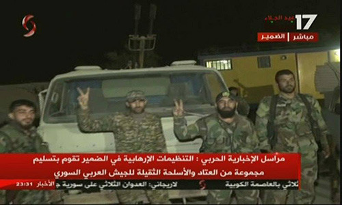Al Masdar News dẫn nguồn tin từ hãng thông tấn SANA (Syria) cho hay ngày 18/4, các tay súng Jaish al-Islam đã giao nộp một lượng lớn vũ khí của bọn chúng cho Quân đội Syria và Nga tại Dumayr đêm 17/4, trước khi rời khỏi thị trấn này. Ảnh: AMN.