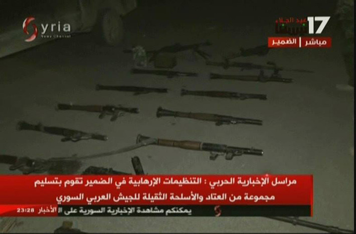 Nguồn tin cho hay, số vũ khí mà Jaish al-Islam chuyển cho lực lượng chính phủ Damascus ở Dumayr vừa qua bao gồm 5 xe quân sự trang bị súng máy, 1 xe bọc thép BMP-1 cùng hàng chục súng phản lực chống tăng và súng trường tấn công,...Ảnh: AMN.