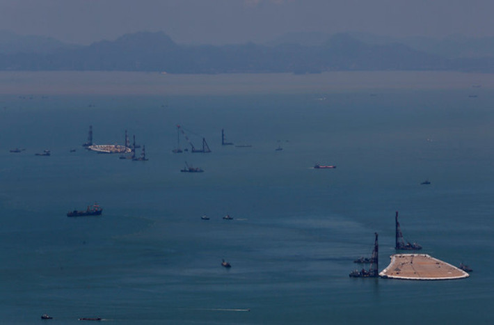 Ảnh chụp đảo nhân tạo Trung Quốc xây dựng gần đảo Đại Nhĩ Sơn ở Hong Kong để phục vụ cho dự án cầu vượt biển dài nhất thế giới này.