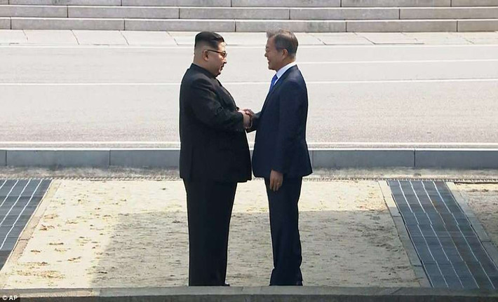 Cái bắt tay lịch sử giữa Tổng thống Hàn Quốc Moon Jae-in và nhà lãnh đạo Triều Tiên Kim Jong-un. Ảnh: AP.