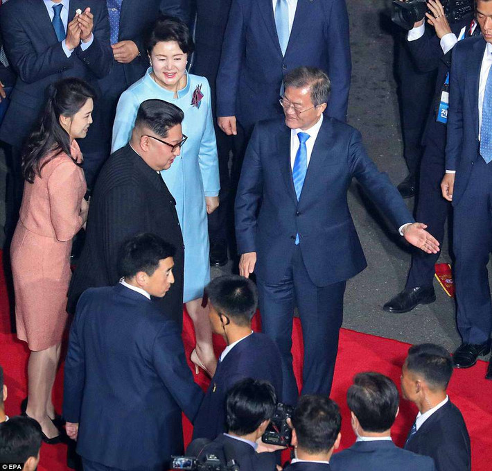 Sau bữa tiệc, tối 27/4, vợ chồng Tổng thống Hàn Quốc Moon Jae-in đã tiễn nhà lãnh đạo Triều Tiên Kim Jong-un và phu nhân Ri Sol-ju trở về nước. Ảnh: EPA.