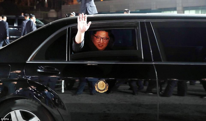 Ông Kim Jong-un lên xe trở về Triều Tiên, kết thúc cuộc gặp lịch sử giữa hai nhà lãnh đạo Hàn-Triều. Ảnh: EPA.