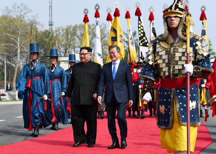 Lễ đón nhà lãnh đạo Kim Jong-un đã diễn ra trọng thể tại làng đình chiến Bàn Môn Điếm phía Hàn Quốc. Ảnh: Reuters.