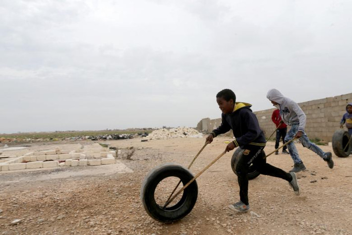 Những đứa trẻ tị nạn Libya chơi đùa trong khu trại tạm bợ ở Benghazi ngày 4/2.
