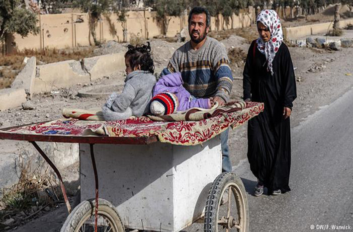 Người dân sử dụng nhiều phương tiện giao thông khác nhau để di chuyển trong thành phố Raqqa, chẳng hạn như xe đạp, xe máy hoặc chiếc xe tự chế như trong bức ảnh này.