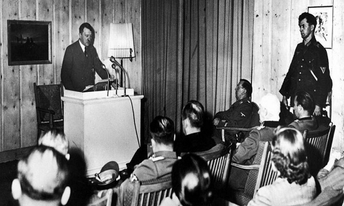 Vài giờ sau vụ ám sát hụt, Hitler lên đài phát thanh trấn an người dân và quân đội.