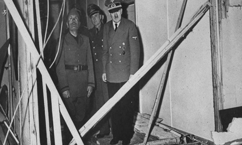 Adolf Hitler dẫn Benito Mussolini, Paul Schmidt thăm phòng họp ở “Hang sói”, nơi ông bị ám sát hụt ngày 20/7/1944.
