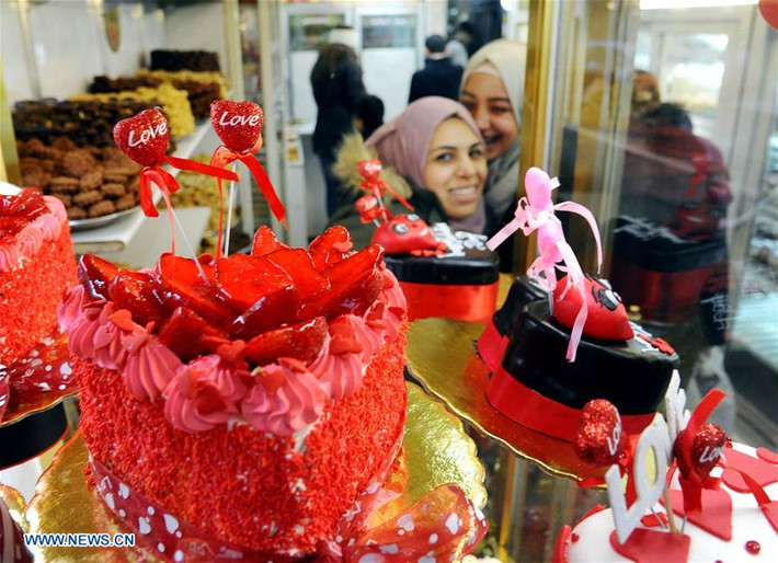 Chiếc bánh hình trái tim được bày bán trong cửa hàng ở Damascus hôm 13/2, ngay trước ngày Valentine.