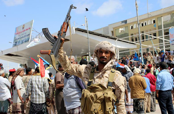Một tay súng ly khai miền Nam Yemen giơ cao khẩu súng trường ở thành phố cảng Aden.