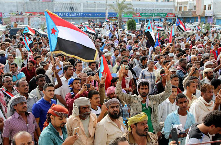 Đám đông người ủng hộ phe ly khai Yemen tham cuộc biểu tình chống chính phủ ở Aden.