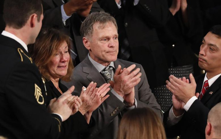 Fred và Cindy Warmbier, bố mẹ của Otto Warmbier - sinh viên Mỹ qua đời sau khi bị Triều Tiên giam giữ - được mời tới nghe ông Trump đọc Thông điệp Liên bang.