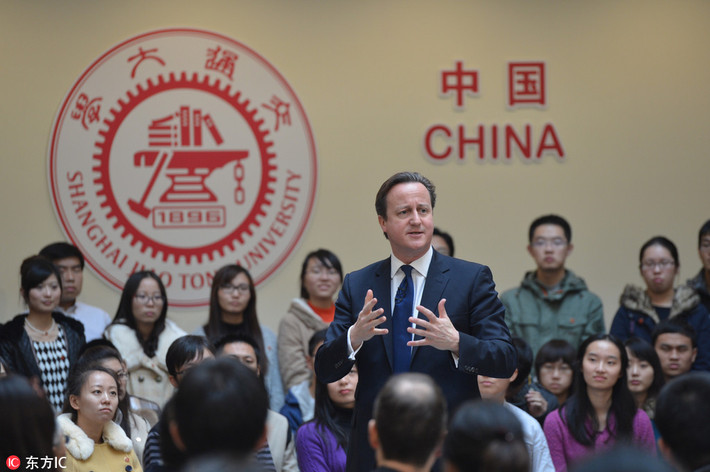 Cựu Thủ tướng Cameron trao đổi với các sinh viên tại Đại học Giao thông Thượng Hải trong chuyến thăm Trung Quốc kéo dài ba ngày hồi năm 2013.