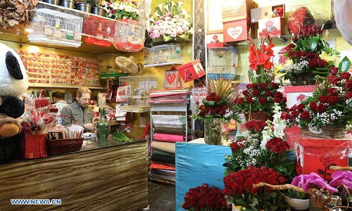 Cửa hàng bán hoa và quà tặng ở thủ đô Baghdad, Iraq, mở cửa trước dịp Lễ Tình Nhân.