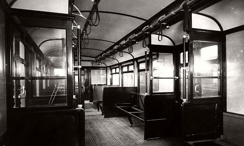 Bên trong một toa tàu điện ngầm ở thủ đô London năm 1911.