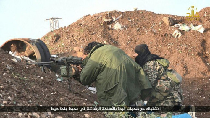 Ngoài ra, theo Amaq, phiến quân Jaysh Khalid ibn al-Walid còn mở cuộc phản công dữ dội nhằm vào các căn cứ của FSA ở làng Hayat, phía tây Daraa, hôm 9/2.