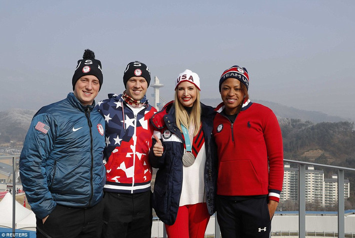 Ivanka chụp ảnh cùng vận động viên người Mỹ Taylor Morris (trái), Matt Mortensen (giữa) và Lauren Gibbs (ngoài cùng bên phải). Ảnh: Reuters.