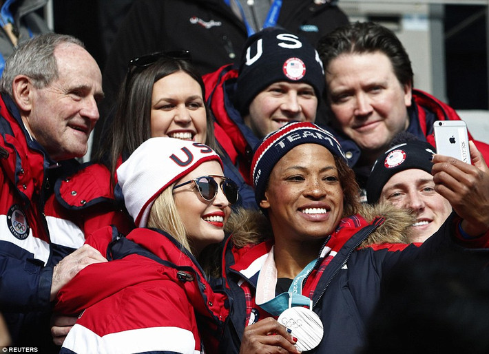 Ivanka chụp ảnh “tự sướng” cùng nữ vận động viên Bobsleigh Lauren Gibbs (phải), người đã giành huy chương bạc trong kỳ thế vận hội này. Ảnh: Reuters.