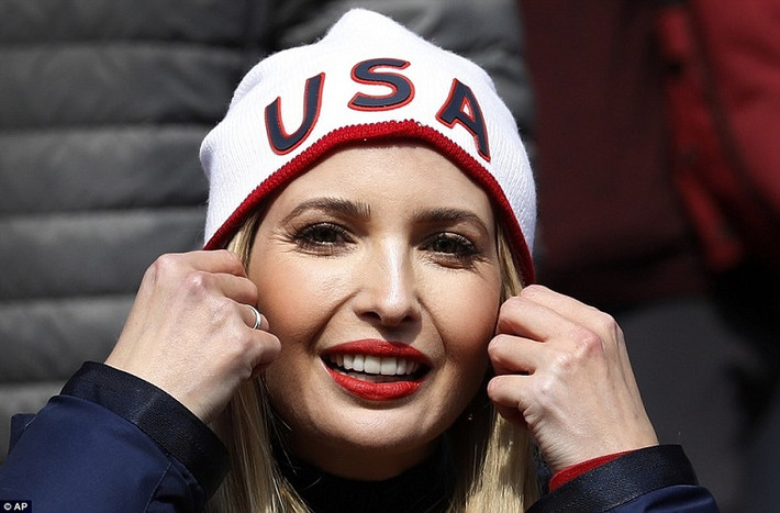 Theo Daily Mail, ngày 25/2, Ivanka, con gái của Tổng thống Trump, đã cổ vũ nhiệt tình cho đội tuyển Bobsleigh của Mỹ thi đấu trong ngày thứ 16 của Thế vận hội Mùa đông PyeongChang đang diễn ra tại Hàn Quốc. Ảnh: AP.