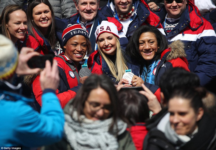 Ivanka Trump tranh thủ chụp ảnh lưu niệm cùng các vận động viên Bobsleigh Elena Meyers (phải) và Laren Gibbs (trái) trong lúc cổ vũ cho đội Bobsleigh nam hôm 25/2. Ảnh: Reuters.