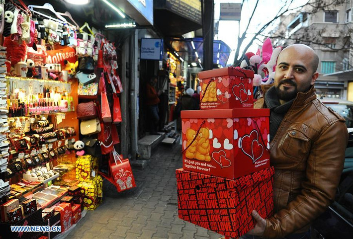 Người đàn ông ở Damascus chuẩn bị những hộp quà dùng trong dịp Lễ Tình nhân 2018.