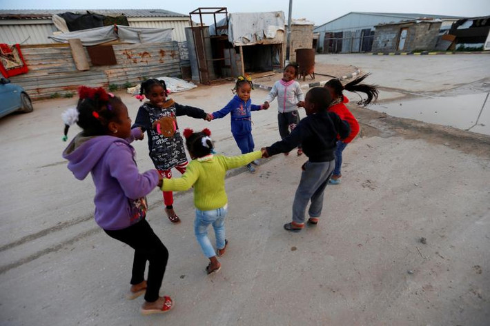 Các em nhỏ chơi đùa trong trại tị nạn ở Tripoli, Libya, ngày 5/2.