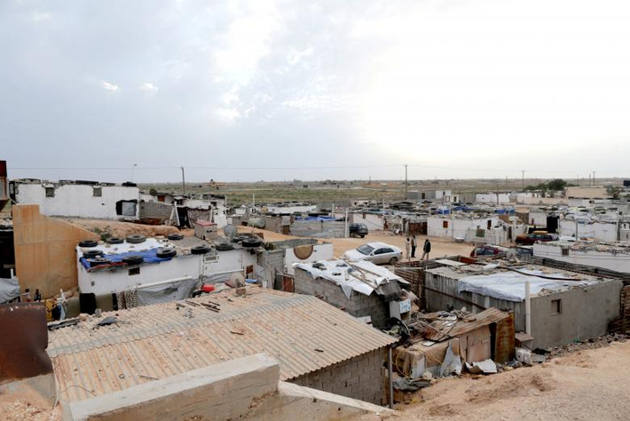 Những lán trại tạm bợ, lụp xụp tại khu trại của người Tawergha ở Benghazi nhìn từ trên cao.