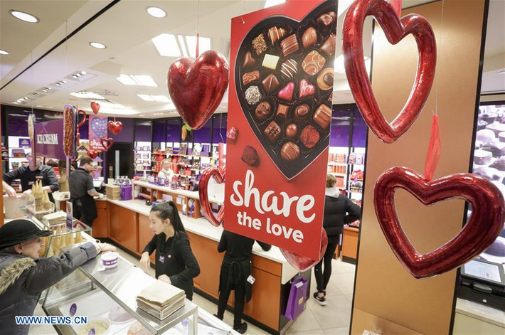 Cửa hàng được trang trí theo chủ đề ngày Valentine ở Vancouver.